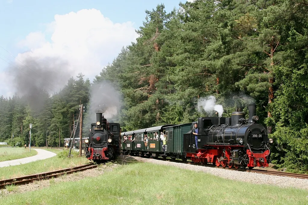 Two trains with class 399 engines on the Waldviertel Narrow Gauge Railways near Alt Nagelberg. After a parallel run of ca. 2 km the northern line divides into a branch to Litschau (right) and one to Heidenreichstein (left).