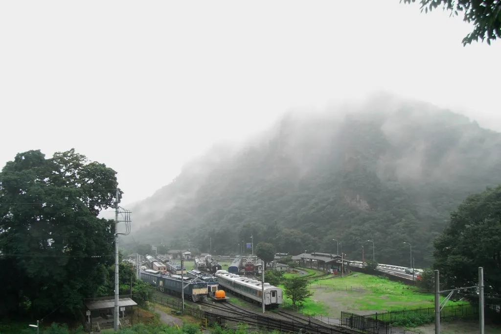 横川駅の近くの碓氷鉄道文化むらには数々の鉄道車両が保存されています。あいにくの天気で雨が降っていますし、山には霞がかかっています。