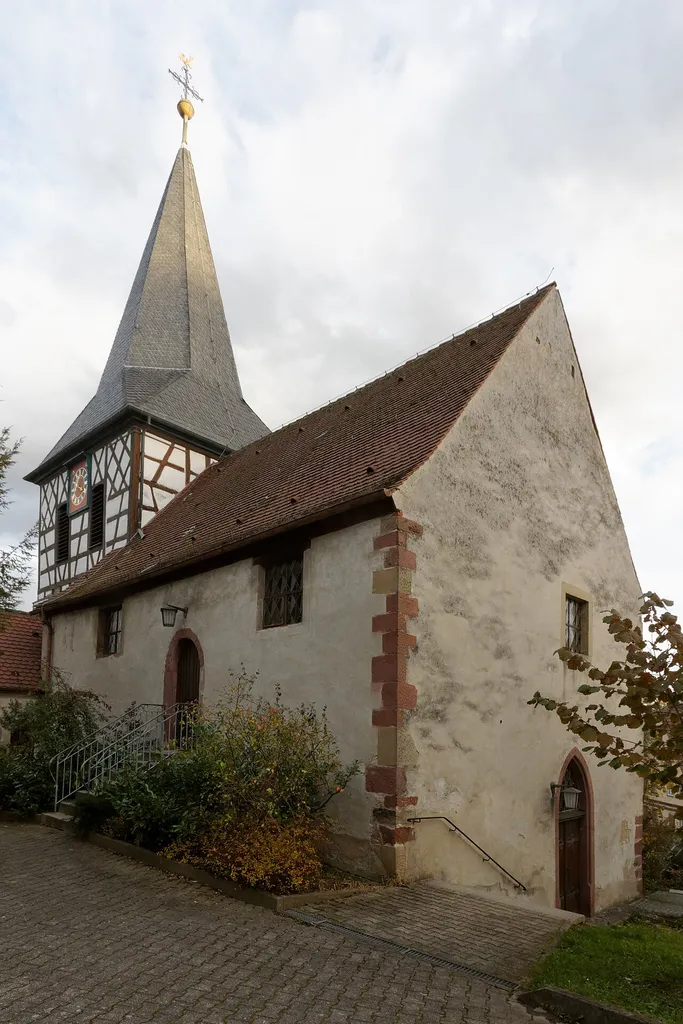 Laurentiuskirche in Flacht, einem Ortsteil der Gemeinde Weissach in Baden-Württemberg.