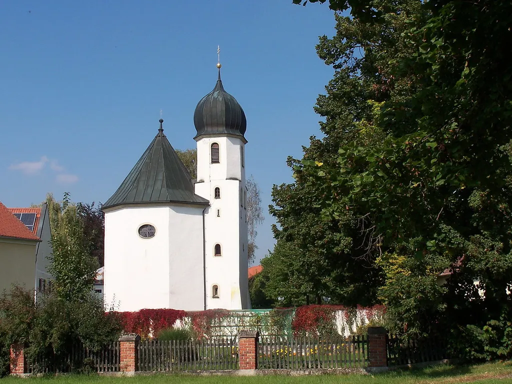 Katholische Nebenkirche St. Ägidius, achteckiger Zentralbau mit Chorturm und Zwiebelhaube, romanisch, Turm mittelalterlich, 1691 barockisiert; mit Ausstattung; Friedhofsmauer, in der Anlage mittelalterlich.