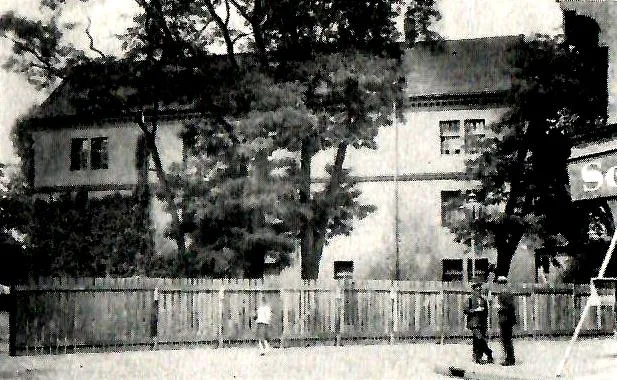Erbaut im späten 14. Jahrhundert als Moritzkirche, ab 1806 militärisch genutzt, ab 1837 Mannschaftsquartier, 1920 abgerissen, Quelle: Hans-Herbert Möller: Die ehemalige Moritzkirche in Spandau. In: Jahrbuch für brandenburgische Landesgeschichte. 15. Band, Berlin 1962, S. 59–70, hier S. 68