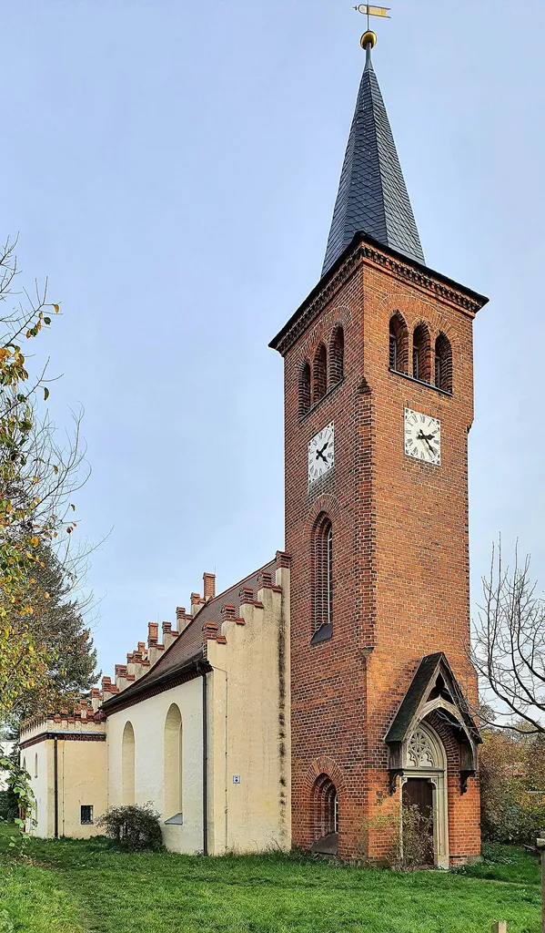 Kirchhof Lützschena - Ansicht der Schlosskirche von Nordwesten mit Westportal und Turm
