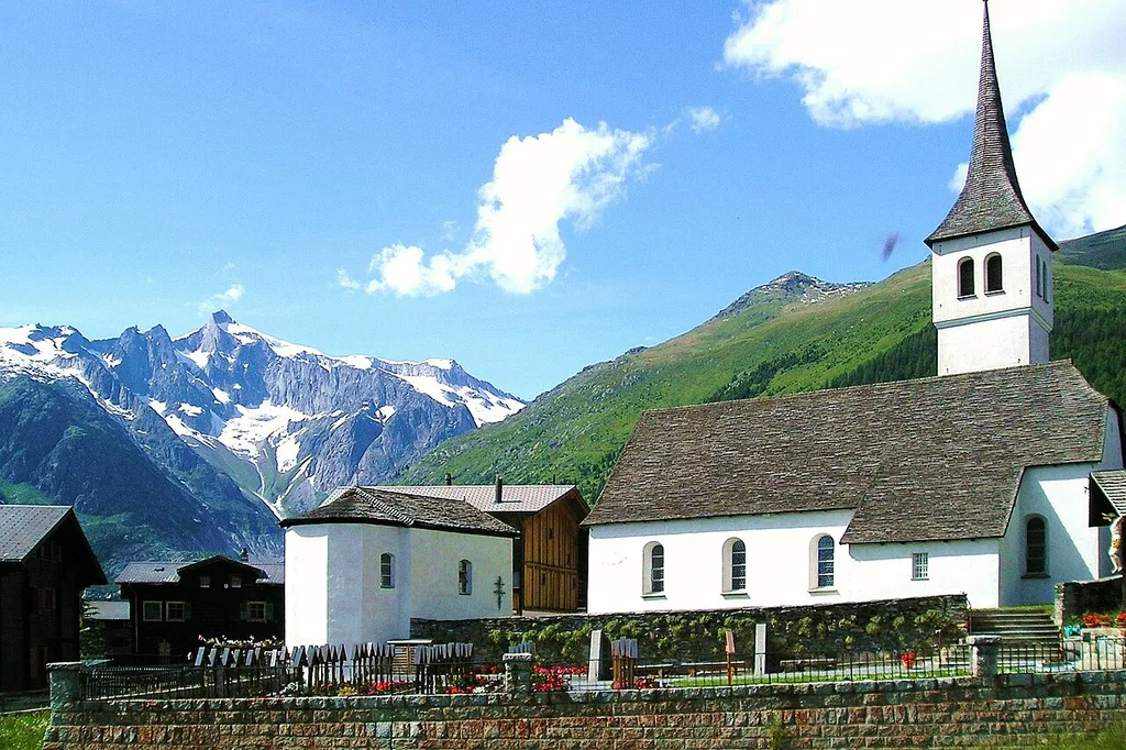 Kirche von Bellwald im Kanton Wallis mit Großer Wannenhorn