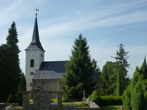 Sachgesamtheit Dorfkirche und Kirchhof Beerwalde, mit folgenden Einzeldenkmalen: Kirche, acht Grabmale (davon ein Gedenkstein) und Grabanlage der Familie Niethammer (siehe Einzeldenkmalliste - obj. 09237007) sowie Kirchhof und Einfriedungsmauer als S