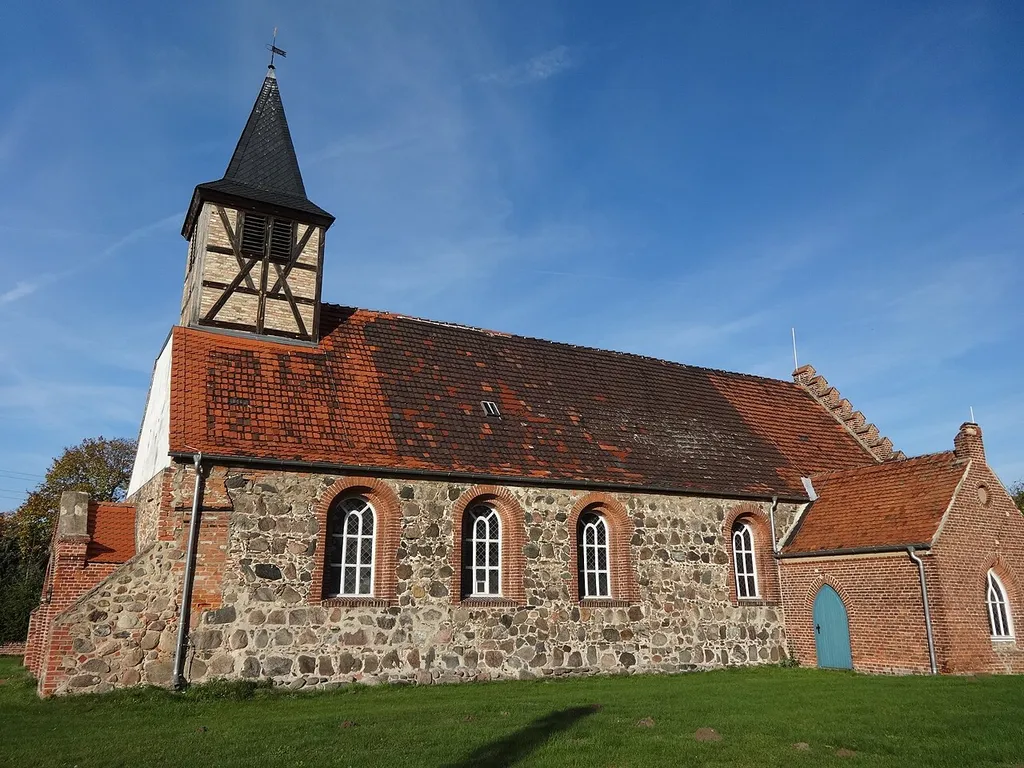 Das Bauwerk entstand in den Jahren 1184 bis 1194 als feudaler Profanbau mit einer Kapelle und wurde erst im 15. Jahrhundert zur Kirche gewidmet. Er ist aus Feldstein errichtet, während der Anbau sowie die Sakristei aus dem 19. Jahrhundert mit Mauerziegeln ausgeführt wurden, die sich deutlich von dem übrigen Baukörper absetzen. Der Fachwerkturm entstand um 1700. Im Innern befinden sich ein Altar aus dem Jahr 1648, eine Kanzel aus 1679 sowie ein Opferstock aus dem 16. Jahrhundert.