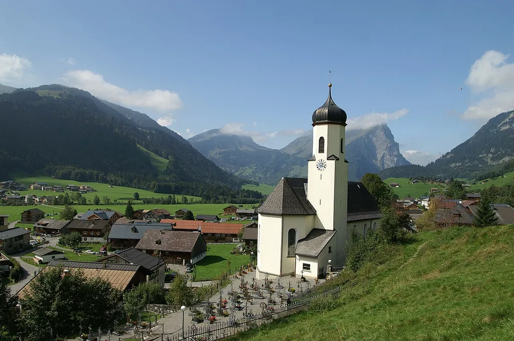 Vor der Kanisfluh die Pfarrkirche Hll. Philippus und Jakobus von Schoppernau.