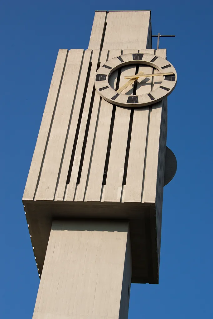 Kirchturm der Röm.-Kath.-Kirche St. Peter und Paul in Allschwil (BL)