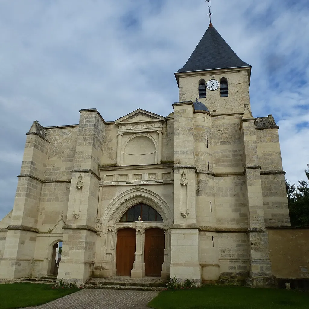 Porche de l'église Saint-Martin à Coulombs-en-Valois. (département de la Seine-et-Marne, région Île-de-France).