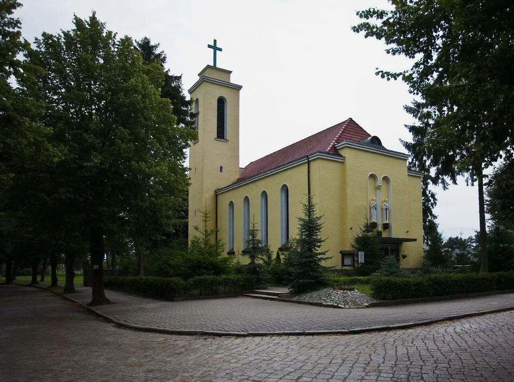 W przedwojennym Zbąszynku katolicy stanowili 25% mieszkańców i w pierwszych latach istnienia miasta zmuszeni byli do udziału w nabożeństawch we wsi Kosieczyn. Budowę nowej świątyni rozpoczęto we wrześniu 1929 r., a zakończono 12 grudnia 1930 r. Widok od strony północnej. Nad wejściem dwie półkoliste wnęki z piaskowcowymi figurami patronów św. Piotra i Pawła.