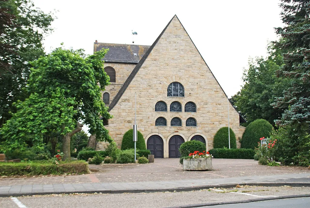Römisch-katholische Herz-Jesu-Kirche in Püsselbüren, Stadtteil von Ibbenbüren, Kreis Steinfurt, Nordrhein-Westfalen, Deutschland.