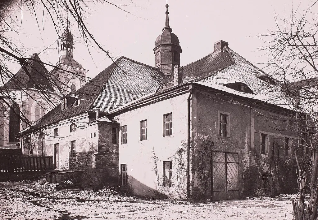 Stara Cyrkej Marije a Marty při Kamjentnej w Budyšinje, w pozadku Serbska cyrkej