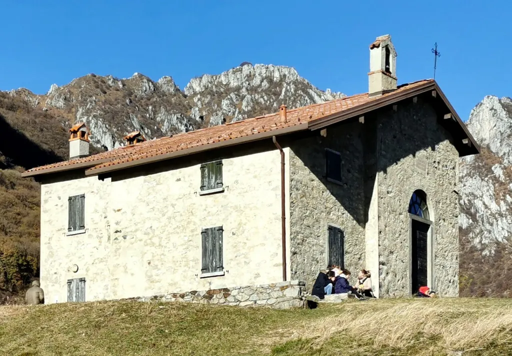 La chiesa di San Tomaso (Valmadrera), sullo sfondo del Moregallo.