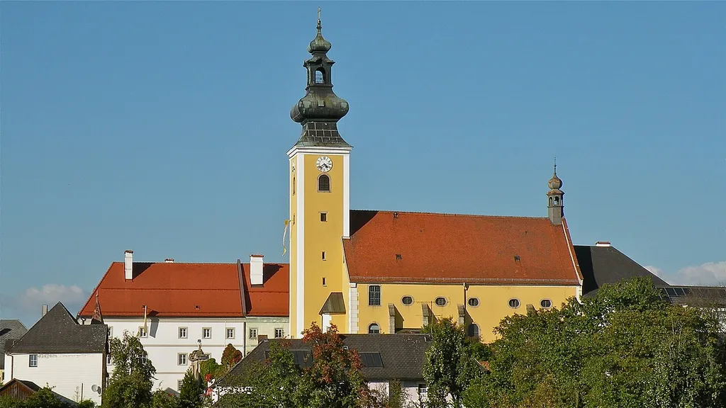 Kath. Pfarrkirche Hl. Laurentius und Pfarrhof in Münzbach im Bezirk Perg in Oberösterreich