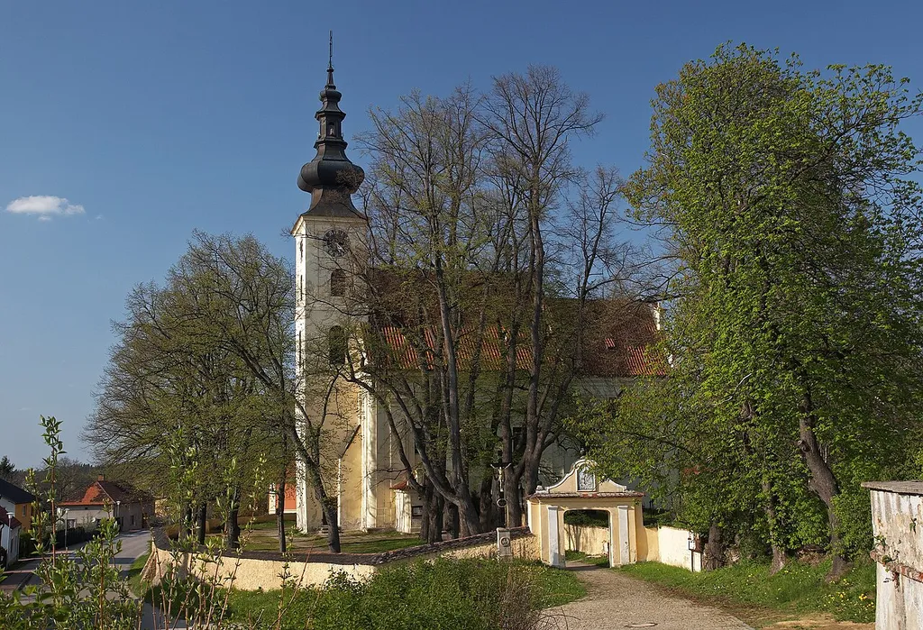 Kostel Všech svatých v Kamenném Újezdě.