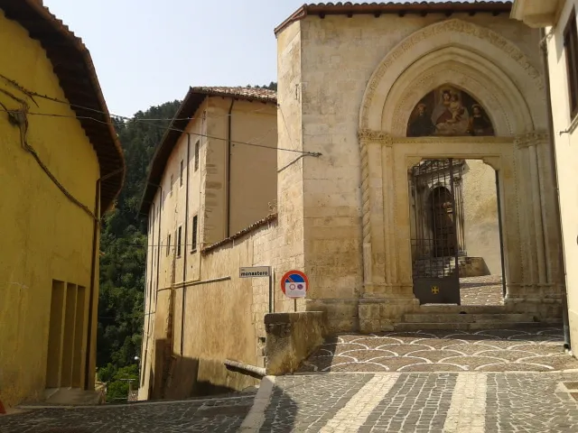 Ingresso chiesa SS. Cosma e Damiano