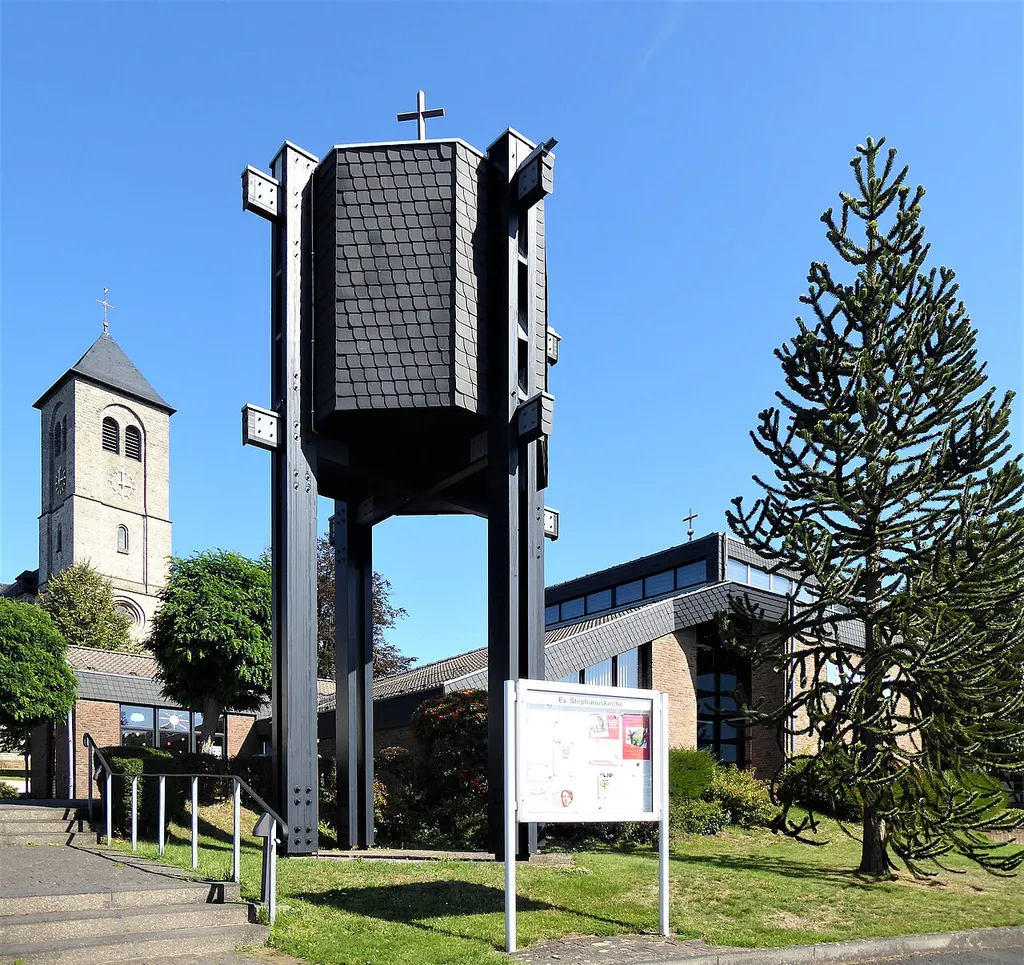 Stephanuskirche (Uckerath), im Hintergrund St. Johannes