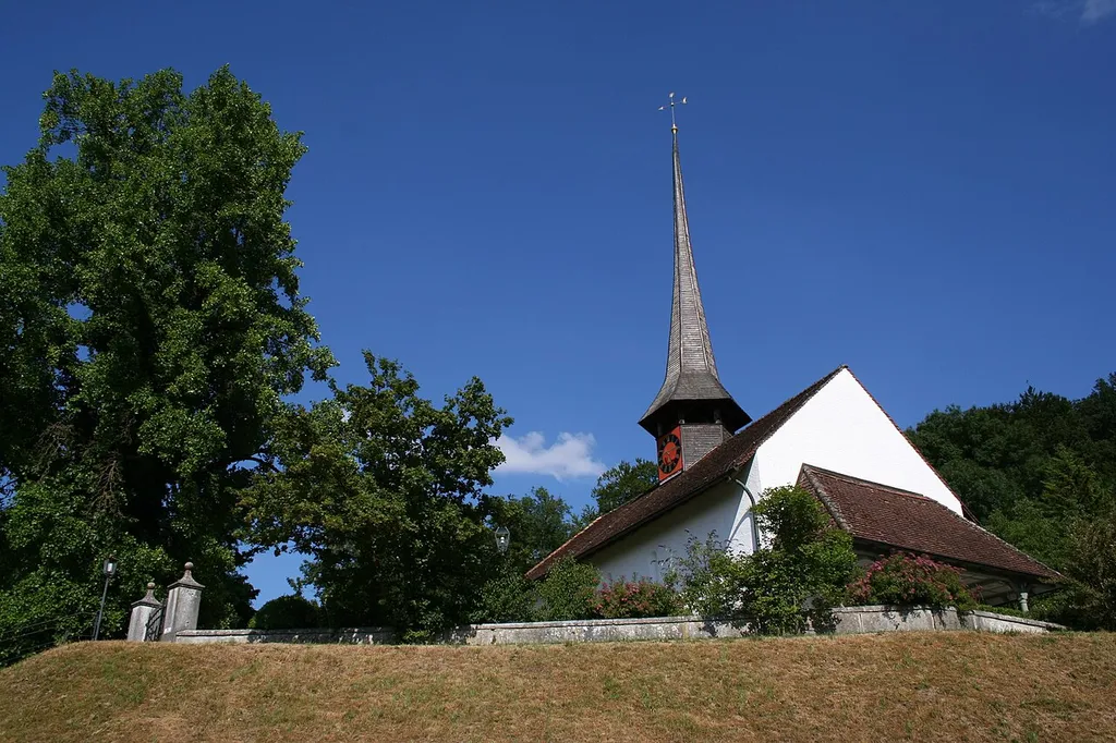 reformierte Kirche Arch, Schweiz. Im Hof der Kirche befindet sich auch der Friedhof