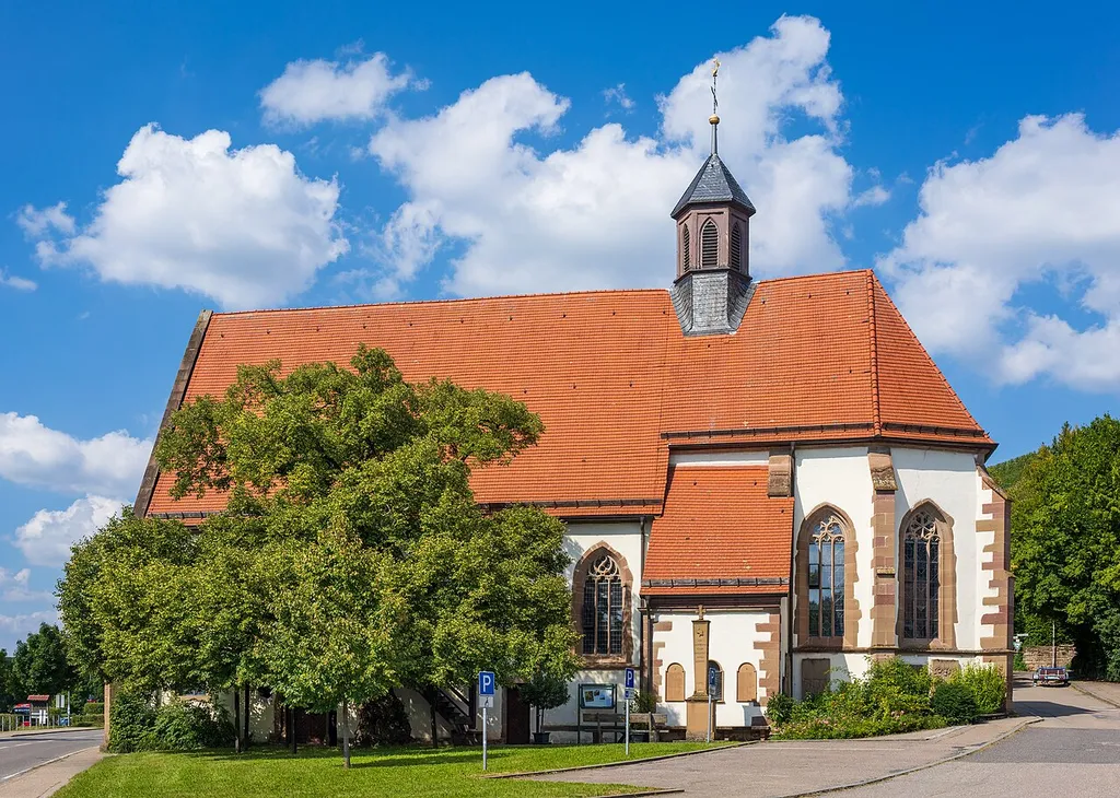 Beilstein (Württemberg): Ansicht der denkmalgeschützten St.-Anna-Kirche von Süden im September. Links direkt vor der Kirche die Anna-Linde (Naturdenkmal).