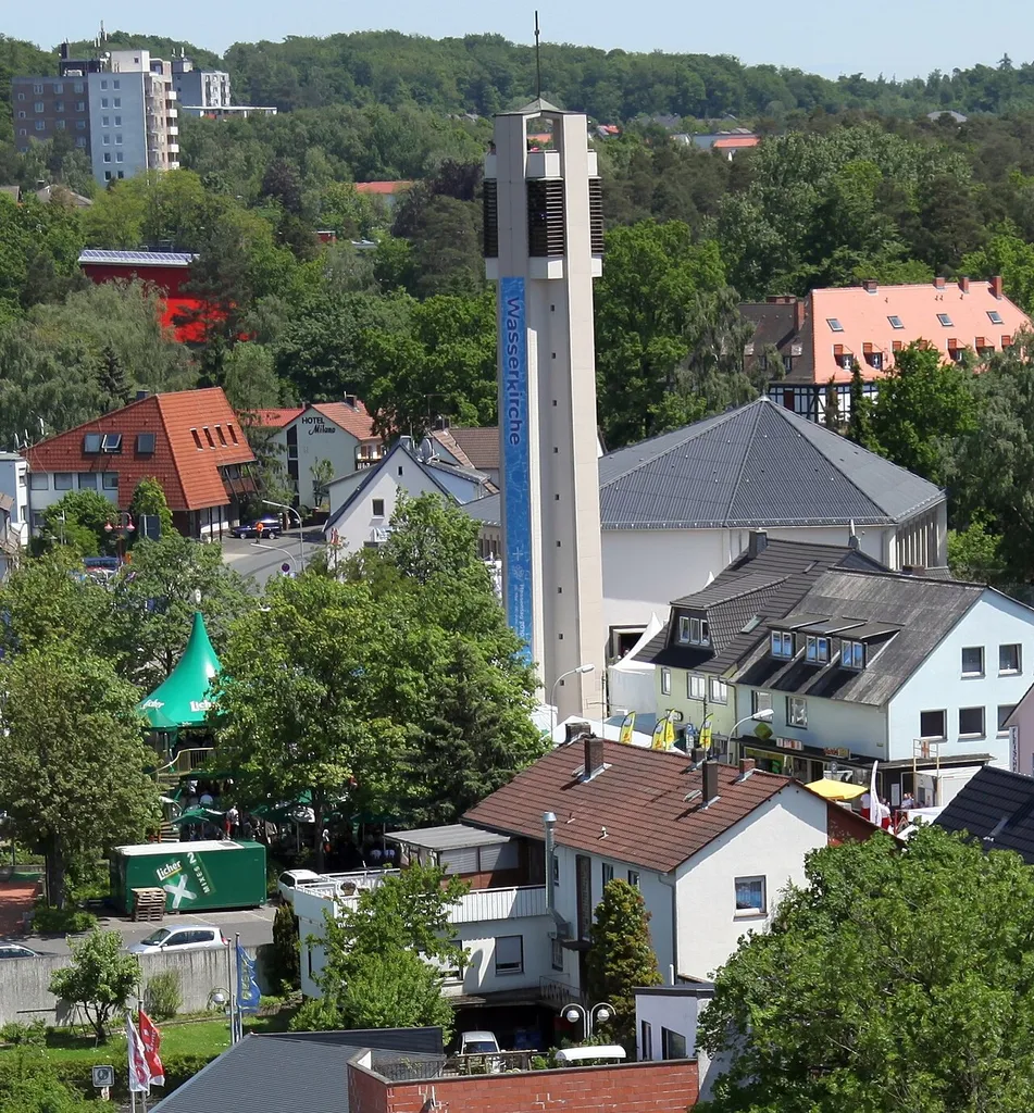 Stadtkirche Stadtallendorf während des Hessentages 2010. Rechts unten neben dem Kirchturm das eckige Kirchengebäude. Es handelt sich um ein evangelisches Gotteshaus.
