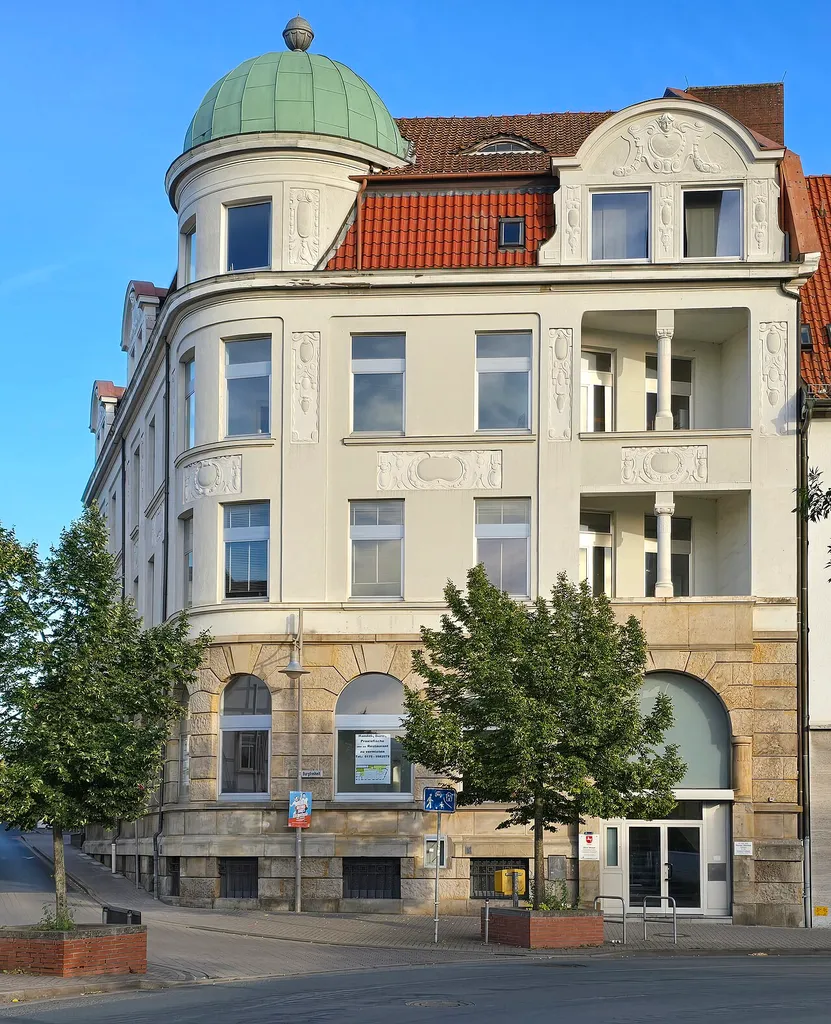 Das heute denkmalgeschützte Mehrfamilien-Wohnhaus Burgfreiheit 5 in Alfeld an der Leine wurde laut der in den Sandstein im Hochparterre eingelassenen Inschrift „ERBAUT 1910“ von dem in Hannover tätigen Architekten H. J. Andresen ...