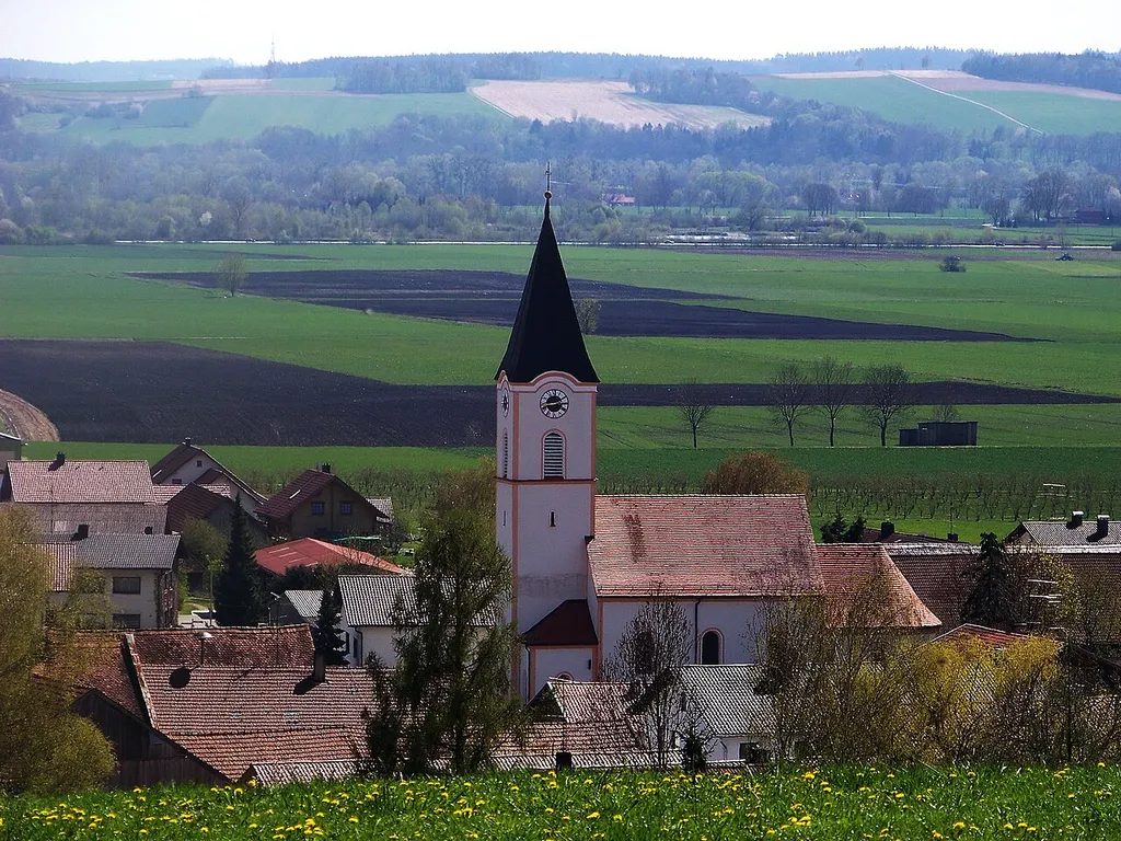 Rimbach. Nähe Bergstraße. Kath. Filialkirche St. Nikolaus, Saalbau mit eingezogenem Chor und Ostturm, im Kern barock, 1895 Langhausvergrößerung und Turm; mit Ausstattung.