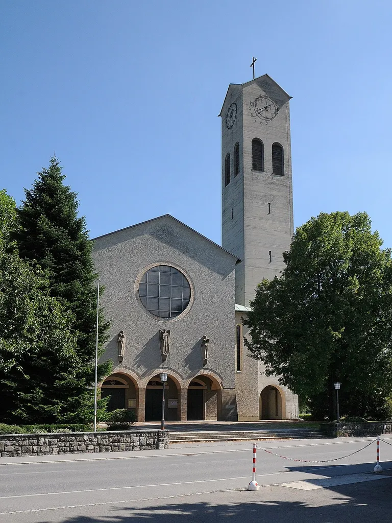 Kath. Pfarrkirche Zum göttlichen Erlöser an der Maria-Theresien-Straße 85 in Lustenau.