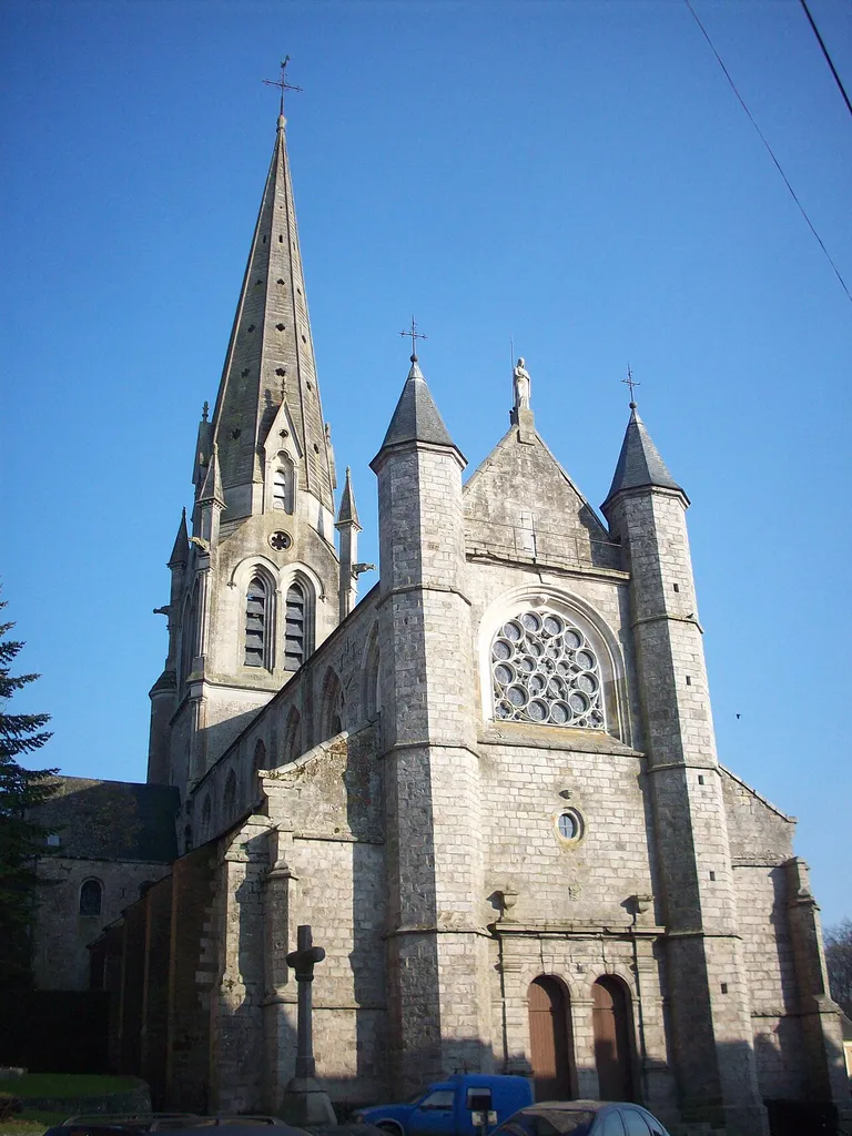 Façade occidentale de la collégiale d'Auffay.