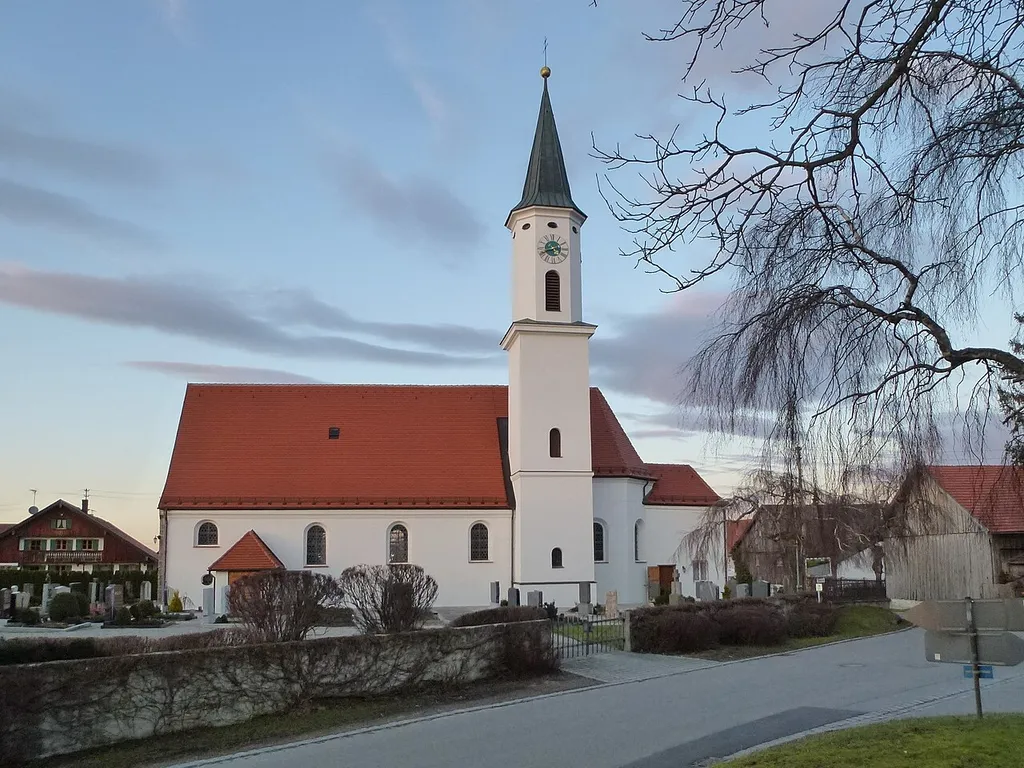Kath. Kirche St. Martin in Dießen (Ortsteil Dettenhofen). Außenansicht von Süden