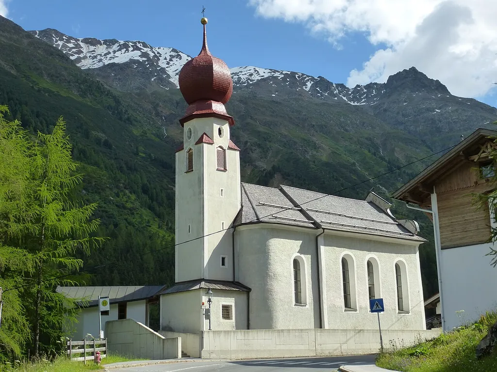 Kaplaneikirche zur Kreuzauffindung und Friedhof mit Kapelle in Heiligkreuz