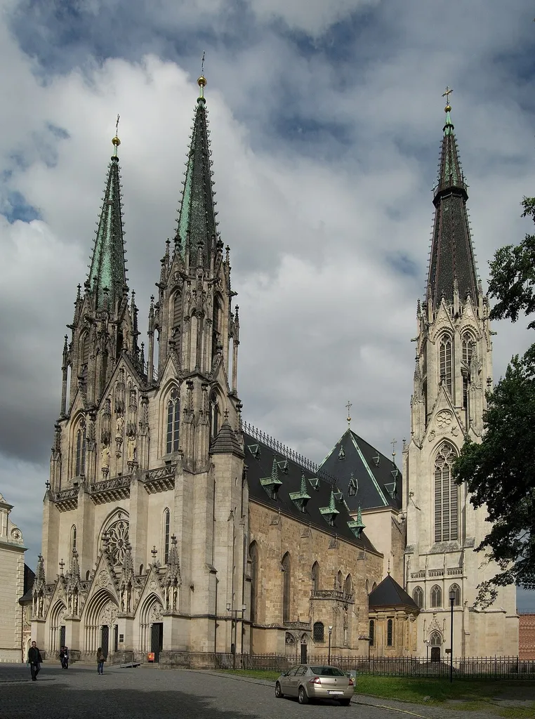 Olomoucká katedrála sv. Václava, vyfotografovaná od jihozápadu