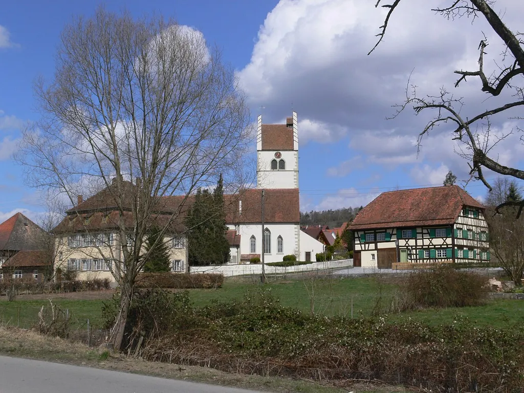 Pfarrhaus (links), Pfarrkirche St. Georg und ein Fachwerkhaus (rechts) in Bermatingen, Bodenseekreis