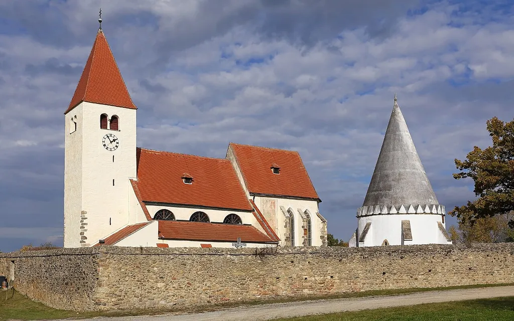 Pfarrkirche hl. Laurentius und Karner in Friedersbach (Bezirk Zwettl) von Südwest