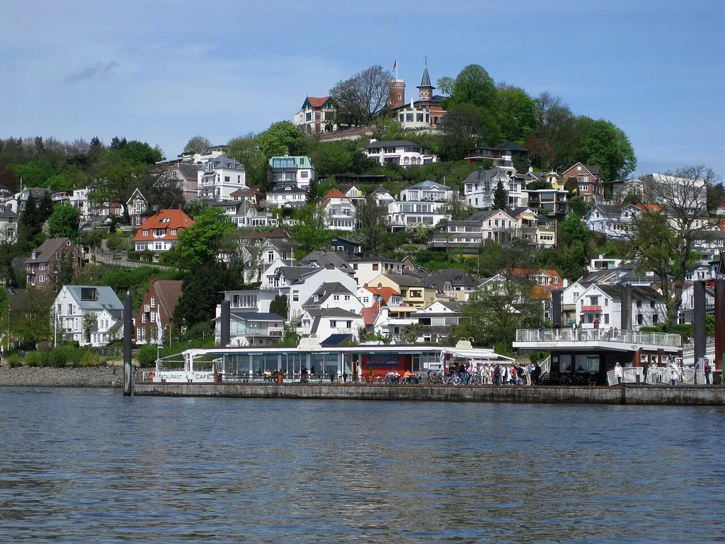 Hamburg-Blankenese, Blick auf den Süllberg, aufgenommen von einer HADAG-Fähre