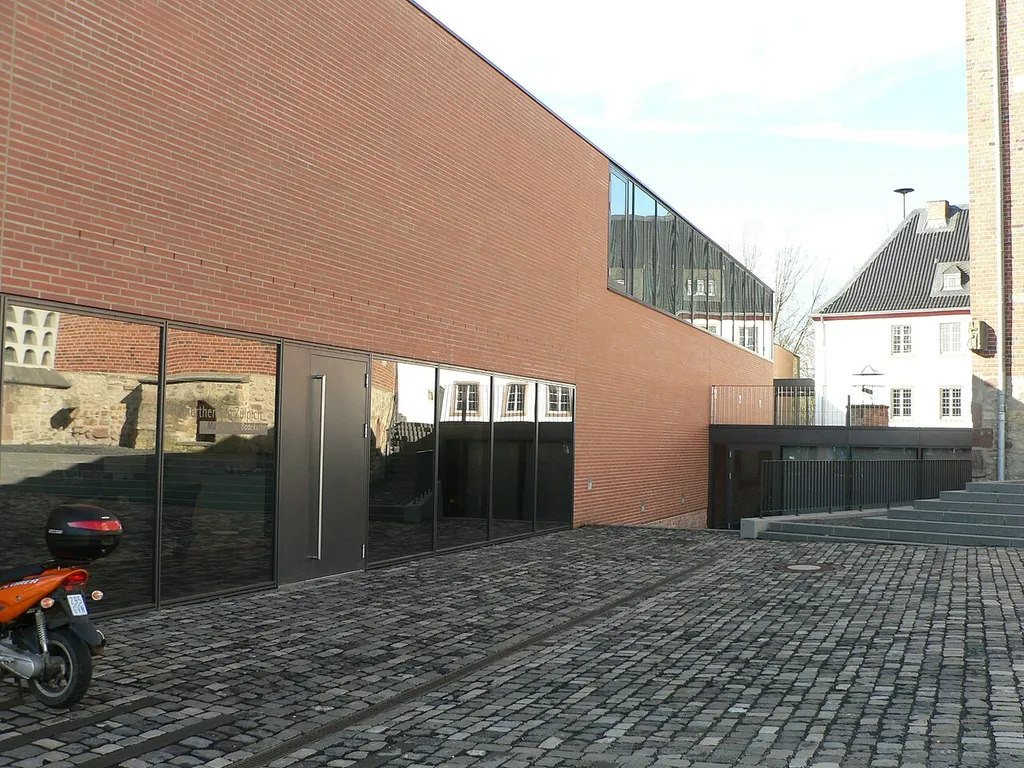Museumsvorplatz mit Haupteingang der "Römerthermen Zülpich - Museum der Badekultur"