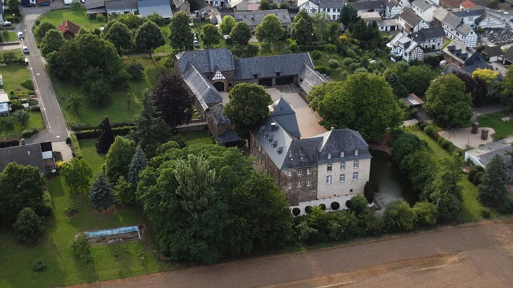 Burg Niederkastenholz, Luftaufnahme (2015)