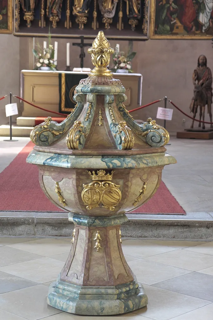 Evangelisch-lutherisch Pfarrkirche, ehemals St. Maria, in Hersbruck im Landkreis Nürnberger Land im Regierungsbezirk Mittelfranken (Bayern/Deutschland), Taufbecken