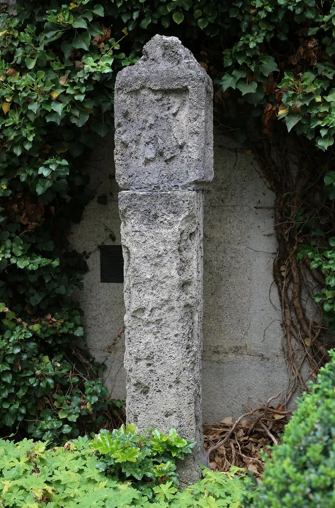 Marsstraße 46; Burgfriedenssäule aus Tuff, spätgotischer Typus, wohl erst 1652 aufgestellt bzw. überarbeitet. This is a picture of the Bavarian Baudenkmal (cultural heritage monument) with the ID D-1-62-000-4346 (Wikidata)