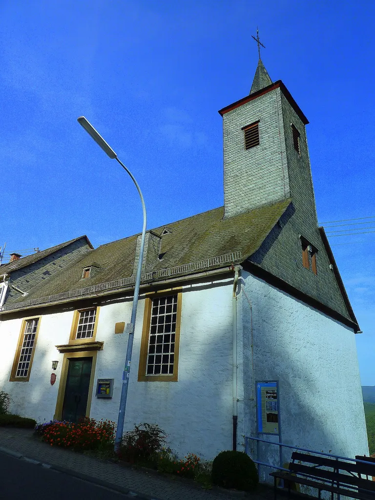 Hochstetten-Dhaun – Die ev. Kirche aus dem 18. Jahrhundert im Ortsteil Schloss Dhaun war früher ein gräfliches Brauhaus