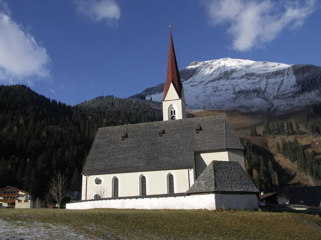 Kath. Pfarrkirche hl. Nikolaus und Friedhof mit Friedhofskapelle und Kriegergedächtniskapelle