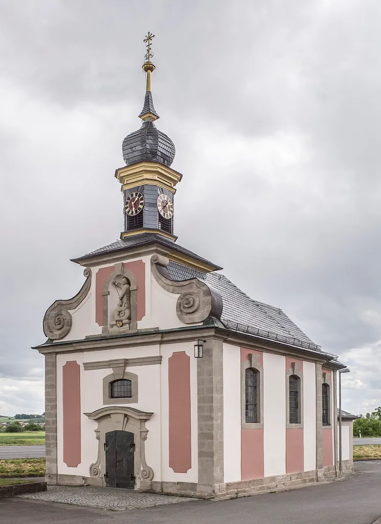 Katholische Filialkirche St Georgius, Saalbau mit Walmdach und eingezogenem Chor, Giebelfassade mit Werksteingliederungen in Sandstein und verschiefertem Dachreiter mit Zwiebelhaube, spätbarock 1748