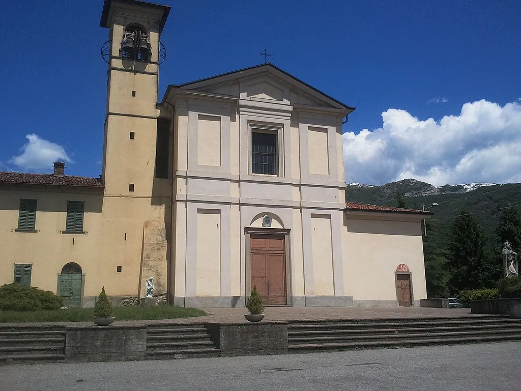 Facciata della chiesa di Sant'Antonio d'Adda, frazione del comune di Caprino Bergamasco.