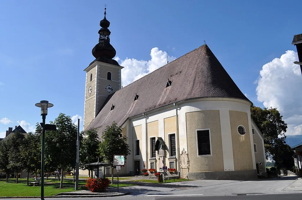 Kath. Pfarr- und Dekanatskirche hll. Petrus und Paulus und ehem. Friedhofsfläche, Irdning
