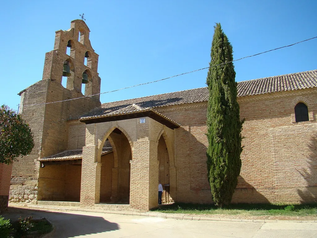 Iglesia de Santa María del Castillo en la localidad de Cuenca de Campos, provincia de Valladolid, España. Es una construcción del siglo XIV en estilo gótico-mudéjar. Fue restaurada por un particular y se ha convertido en museo con exposiciones temporales.