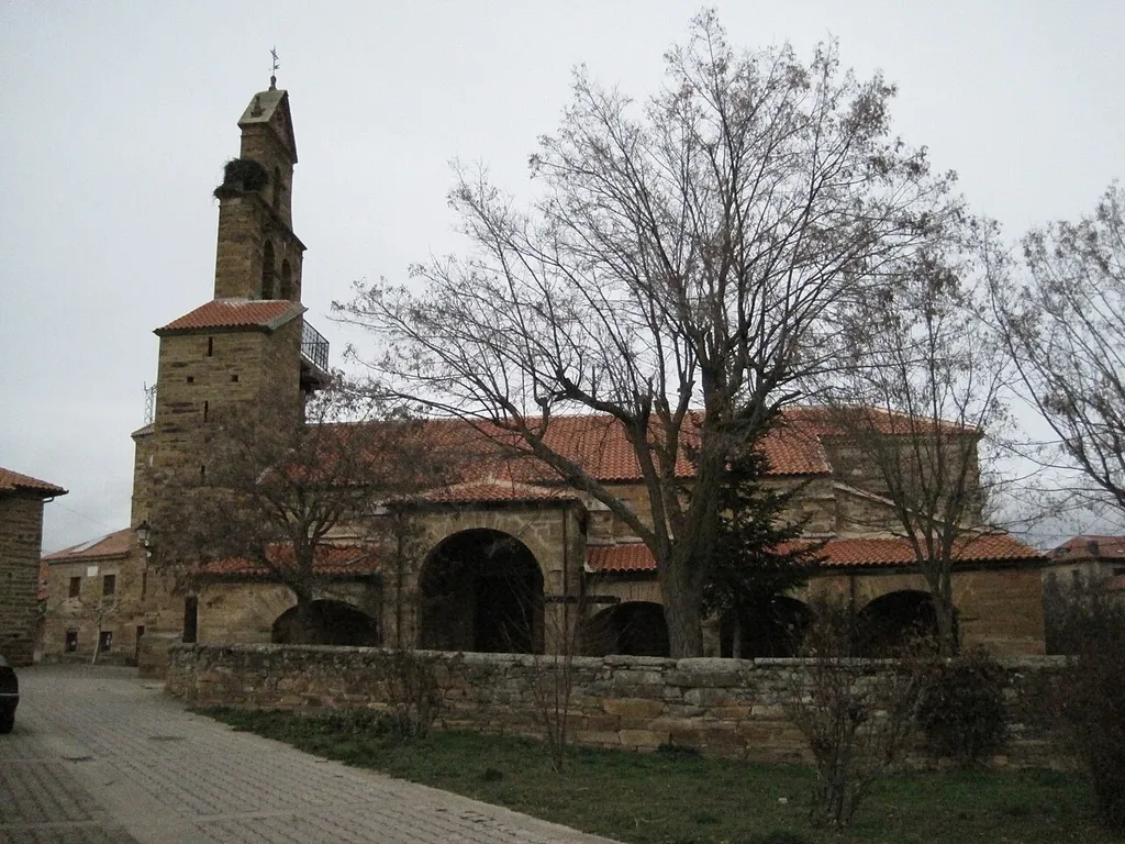 Vista lateral de la iglesia de Quintanilla de Somoza (Luyego, León, España).