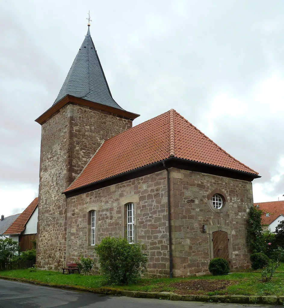 Südwestansicht der ev.-luth. Kirche in Mollenfelde, Gemeinde Friedland, Südniedersachsen. Ostturm in Bruchstein mit Eckquaderung und schmalen Fensterschlitzen mittelalterlich, Schiff Mitte 18. Jahrhundert in Turmbreite angebaut.