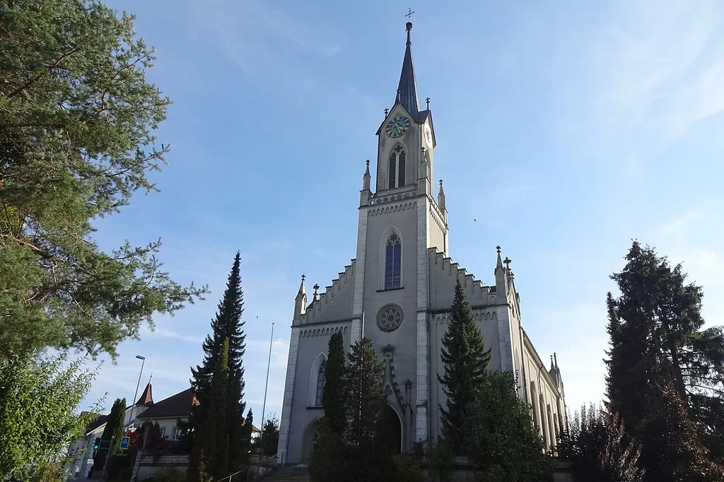 Grosswangen – Katholische Kirche St.Konrad (KGS-Nr 3678): Haupt- &amp; Westfassade von Nordwesten