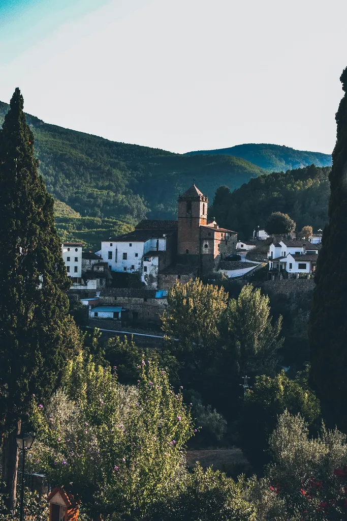 Imagen de la Iglesia Anitugua des de la carretera