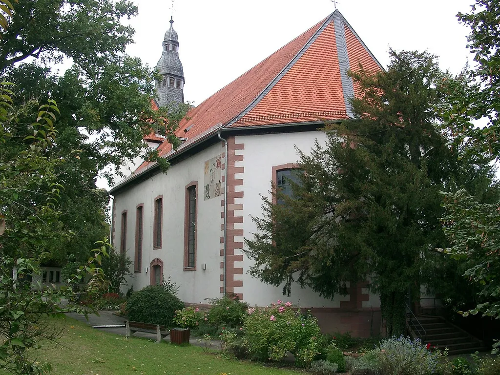 Dietzenbach, Evangelische Christuskirche. Das Gebäude ist als Kulturdenkmal eingetragen. Die beiden Eiben, die die Kirchtreppe säumen, sind zusammen als ein Naturdenkmal geschützt.