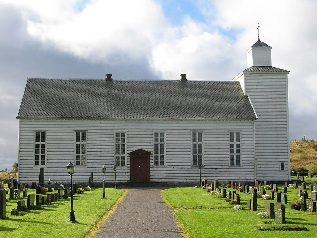 Falnes kirke. Foto: Bård Langvandslien. Fra Riksantikvarens Kulturminnesøk.