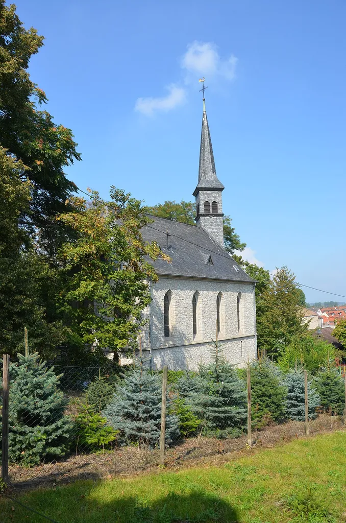 Evangelische Kirche in Bodenheim (Rheinhessen), neugotische Saalkirche aus Kalkstein-Mauerwerk, 1887-1888 nach Entwurf von Heinrich von Schmidt (München), Bauleitung durch Carl Schwartze (Darmstadt)